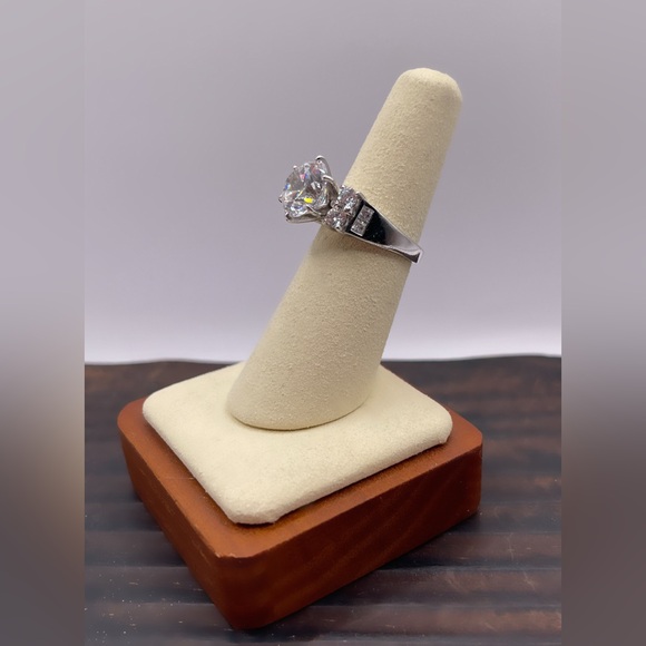 2.5 carat Round Cubic Zirconia solitaire in 925 Sterling Silver Setting - Size 6 - Picture 4 of 14